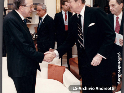 Visita ufficiale del Presidente del Consiglio Andreotti a Wasington. La foto ricordo autografa del Presidente Ronald Reagan