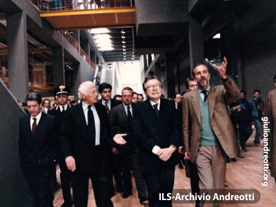 Andreotti e Agnelli, accompagnati da Vito Bonsignore, in visita agli stabilimenti torinesi del Lingotto. Con loro, Renzo Piano che illustra la ristrutturazione del complesso da lui realizzata