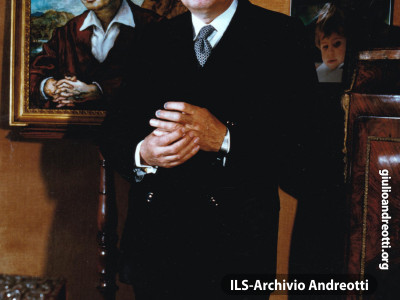 Andreotti di fronte al ritratto dipinto da Giorgio De Chirico