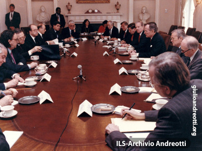 7 marzo 1990. Andreotti guida la delegazione italiana all’incontro alla Casa Bianca con il Presidente Bush