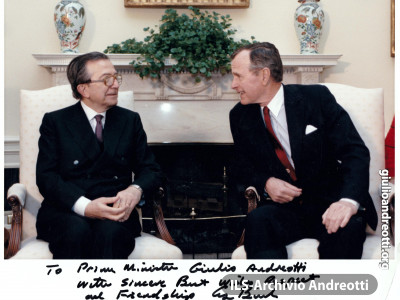 Marzo 1990. Visita ufficiale del Presidente del Consiglio Andreotti a Washington. La foto ricordo autografa del Presidente George Bush