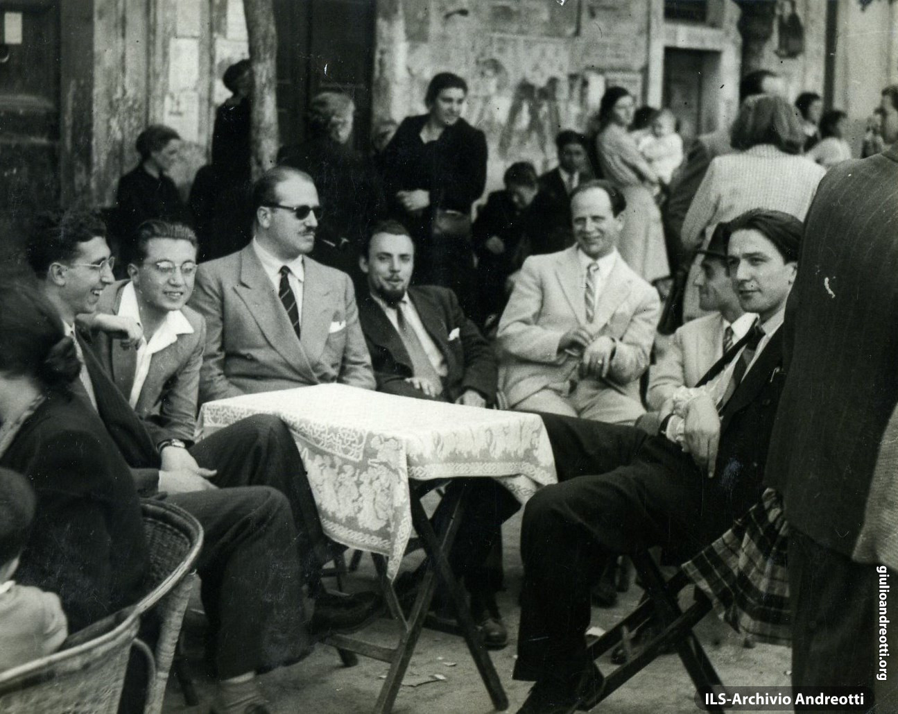 1940. Andreotti con gli amici al caffé a Castel Gandolfo (il secondo da sinisstra è Giorgio Ceccherini).