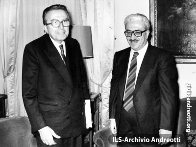 14 dicembre 1987. Il Ministro degli Esteri Andreotti riceve alla Farnesina il collega iracheno Tariq Aziz