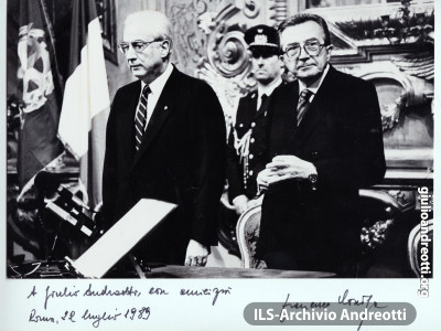 Luglio 1989. Foto con dedica del Presidente della Repubblica Cossiga in ricordo del giuramento del VI Governo Andreotti