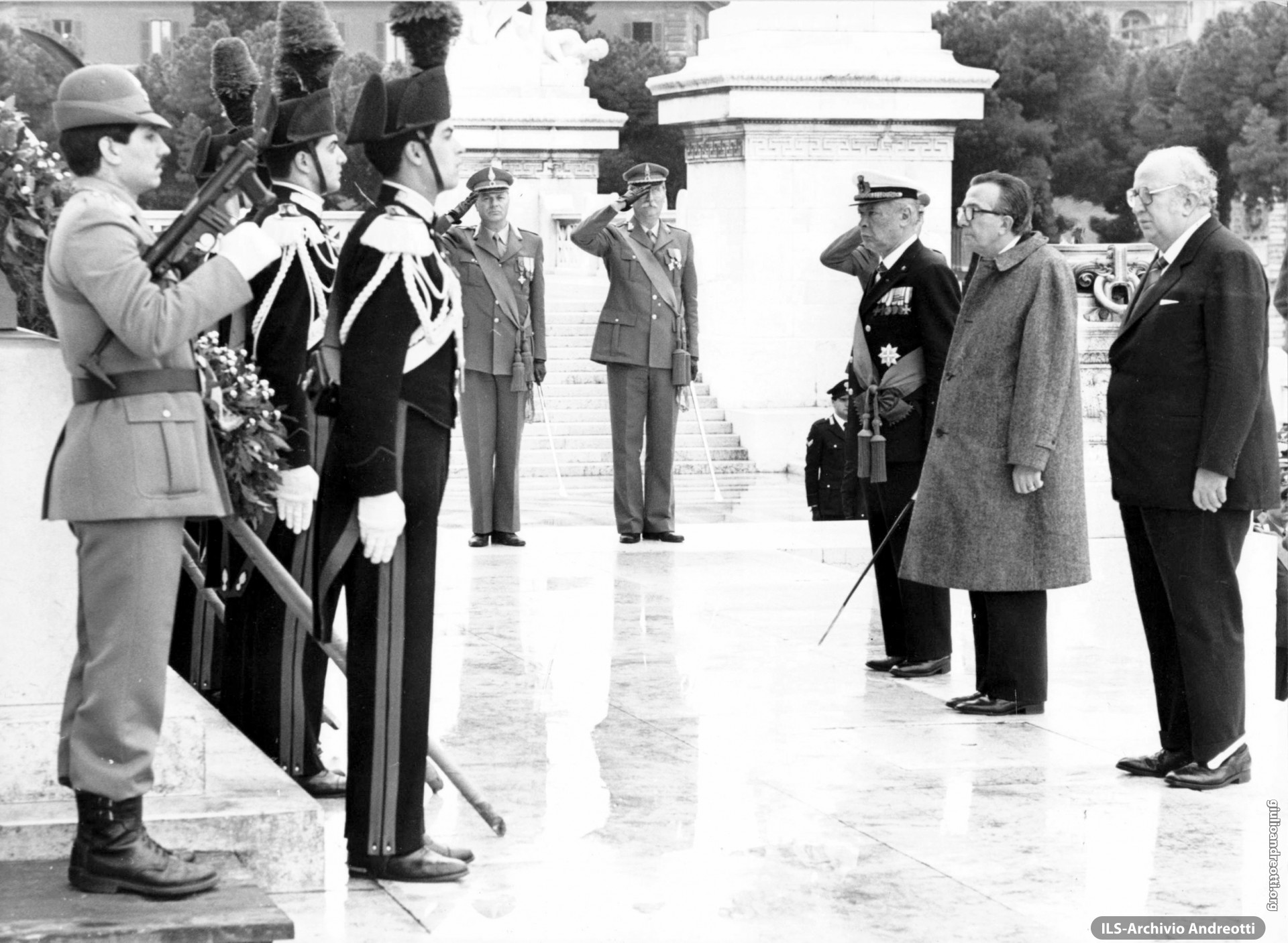 9 maggio 1985. Cerimonia all’Altare della Patria nel Quarantennale del ritorno della pace in Europa. Il Ministro degli Esteri Andreotti insieme con il Ministro della Difesa Spadolini.