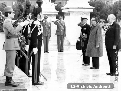 9 maggio 1985. Cerimonia all’Altare della Patria nel Quarantennale del ritorno della pace in Europa. Il Ministro degli Esteri Andreotti insieme con il Ministro della Difesa Spadolini.