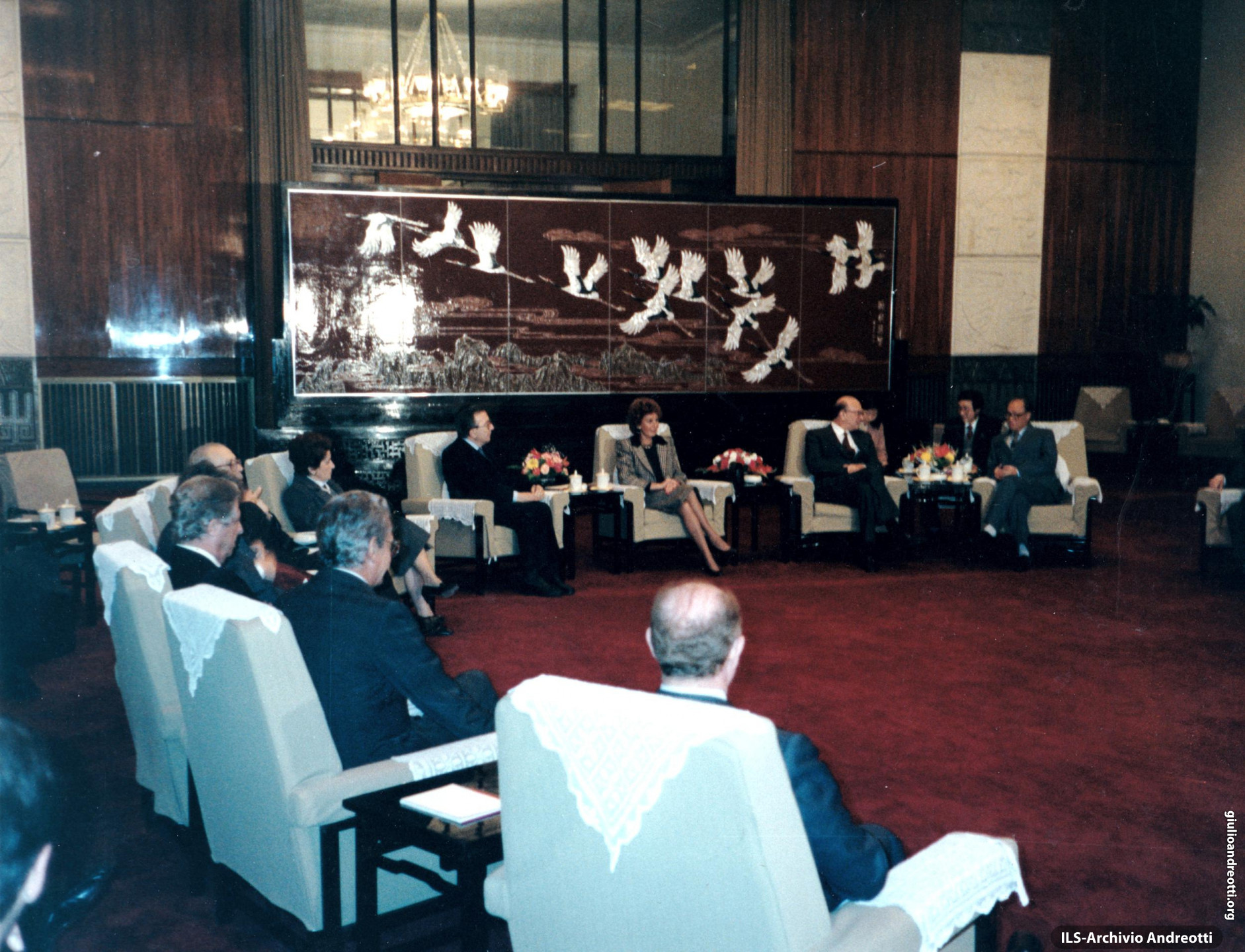 31 ottobre 1986. Visita ufficiale a Pechino. Il Presidente del Consiglio Craxi e il Ministro degli Esteri Andreotti, con le consorti, incontrano il Primo Ministro cinese Zhao Ziyang.