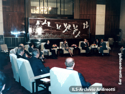 31 ottobre 1986. Visita ufficiale a Pechino. Il Presidente del Consiglio Craxi e il Ministro degli Esteri Andreotti, con le consorti, incontrano il Primo Ministro cinese Zhao Ziyang.