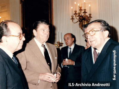 23 giugno 1988. Andreotti insieme con il Presidente del Consiglio De Mita in visita al Presidente americano Reagan alla Casa Bianca.