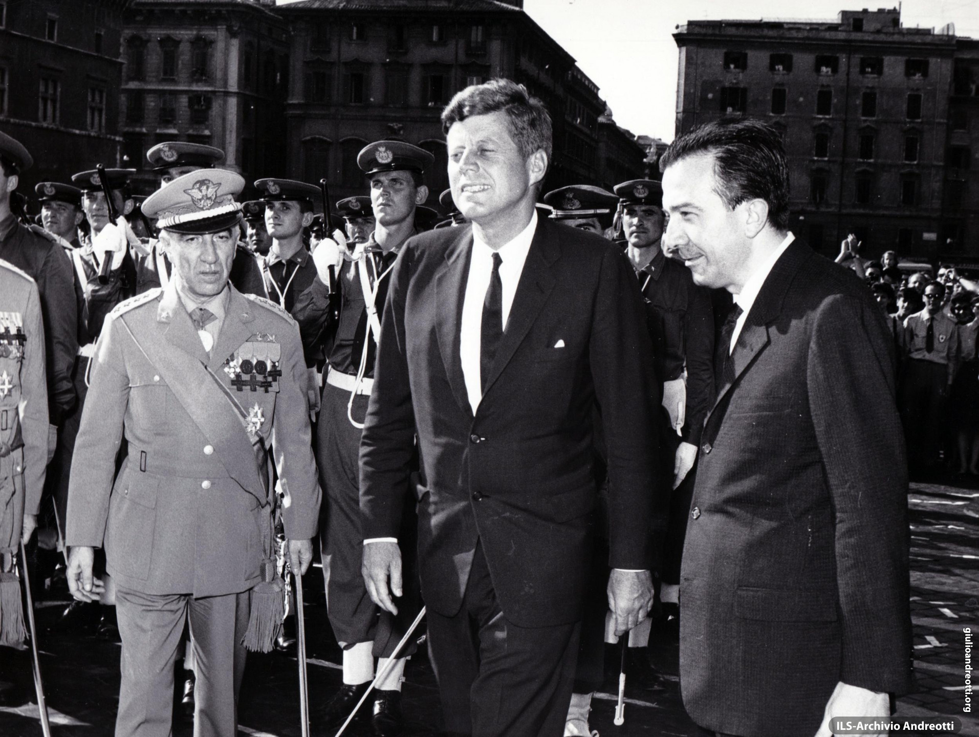 1 luglio 1963. Andreotti, ministro della Difesa, accompagna il presidente americano John Kennedy a piazza Venezia per l’omaggio al Milite Ignoto