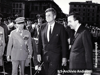 1 luglio 1963. Andreotti, ministro della Difesa, accompagna il presidente americano John Kennedy a piazza Venezia per l’omaggio al Milite Ignoto