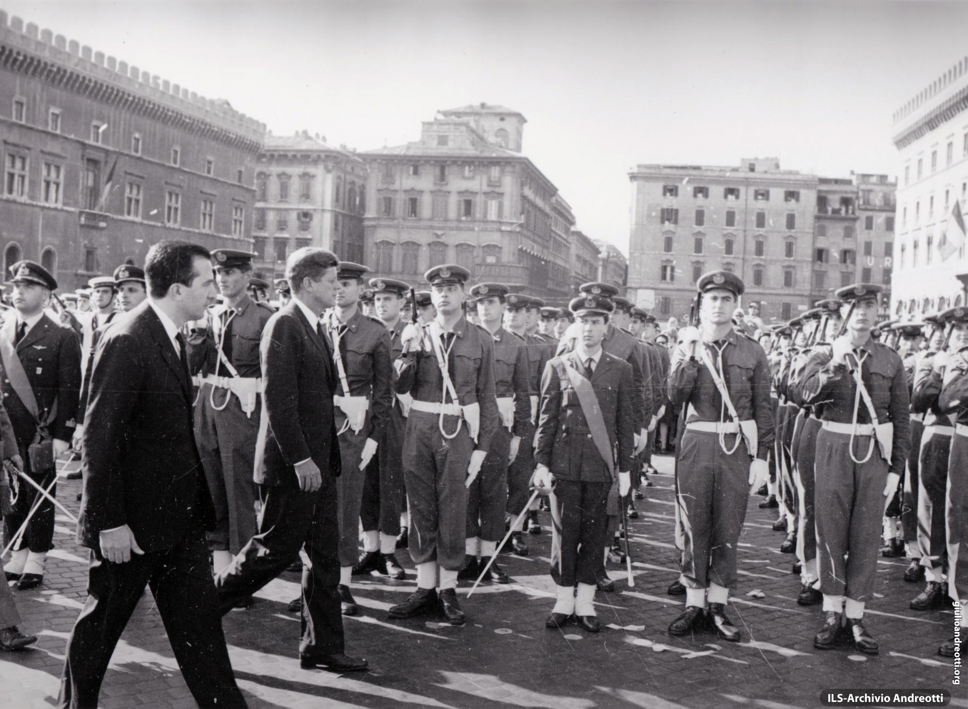 1 luglio 1963. Il presidente americano Kennedy passa in rassegna il picchetto d’onore in piazza Venezia. Al suo fianco il ministro della Difesa Andreotti