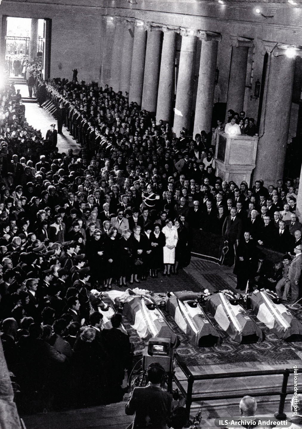 18 marzo 1978. I solenni funerali in San Lorenzo fuori le mura dei cinque agenti di scorta di Moro uccisi in via Fani