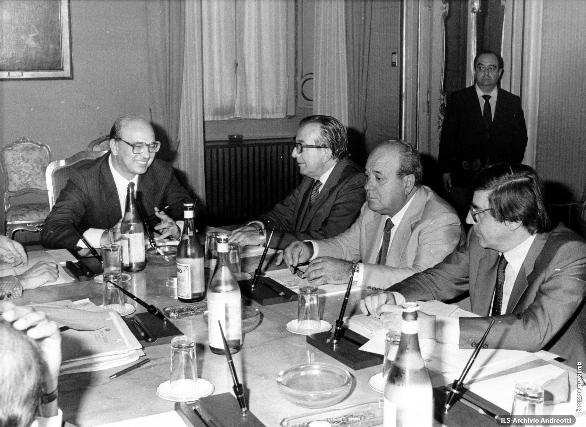 1983. Il Consiglio di gabinetto. Con Craxi, Andreotti, Gaspari e Scotti.
