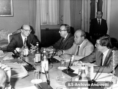 1983. Il Consiglio di gabinetto. Con Craxi, Andreotti, Gaspari e Scotti.