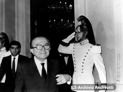 Andreotti in Quirinale dopo il varo del suo VI governo