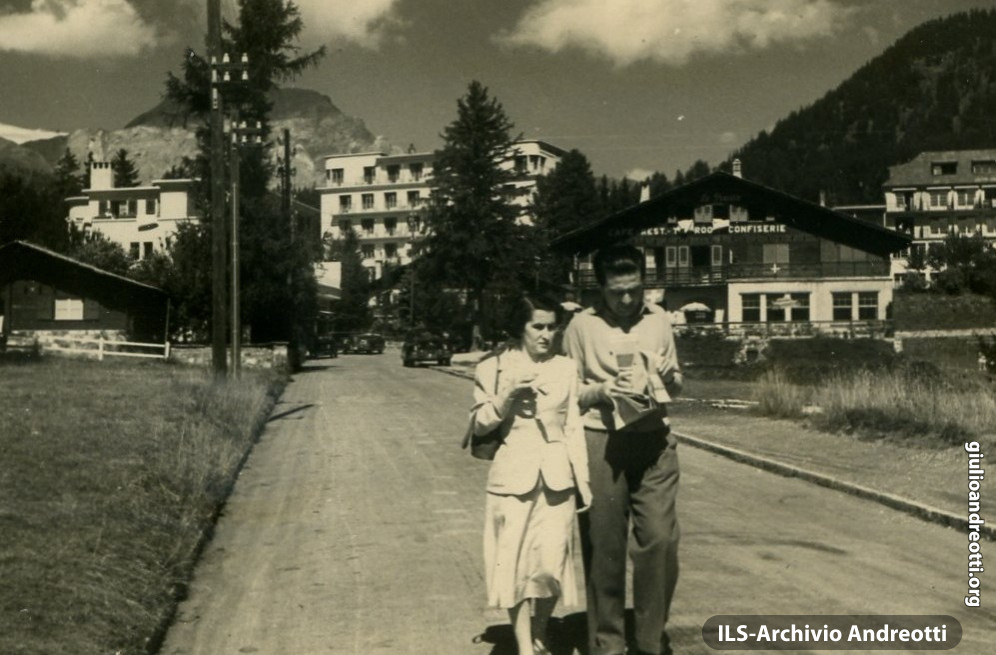1945. Giulio Andreotti in vacanza con la moglie Livia.