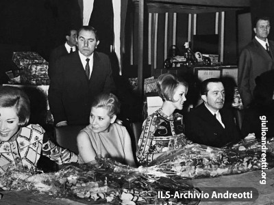 24 dicembre 1967. Al Ministero dell’Industria, Befana per i dipendenti. con le gemelle Kessler