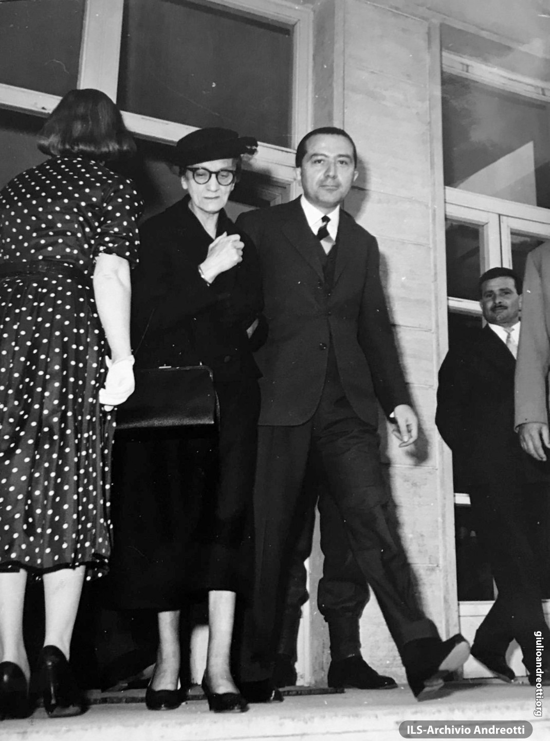 Maggio 1968. Con la madre Rosa all’uscita del seggio elettorale
