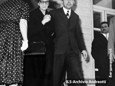 Maggio 1968. Con la madre Rosa all’uscita del seggio elettorale