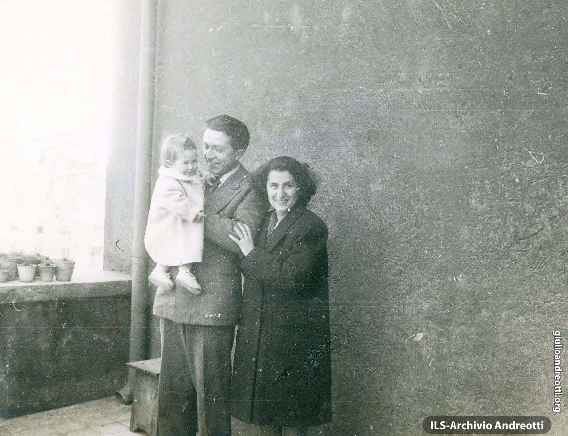 1946. Giulio Andreotti con Livia e la piccola Marilena, la primogenita.