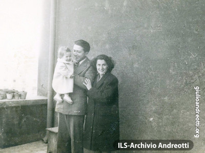 1946. Giulio Andreotti con Livia e la piccola Marilena, la primogenita.
