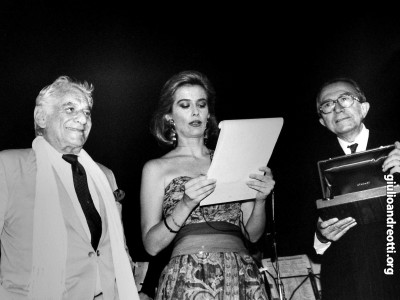 Premio Via Condotti 1989 a Leonard Bernstein Accanto ad Andreotti, la presentatrice della serata, Livia Azzariti