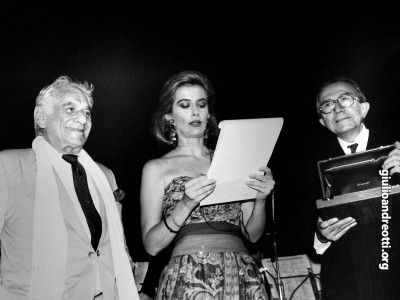 Premio Via Condotti 1989 a Leonard Bernstein Accanto ad Andreotti, la presentatrice della serata, Livia Azzariti