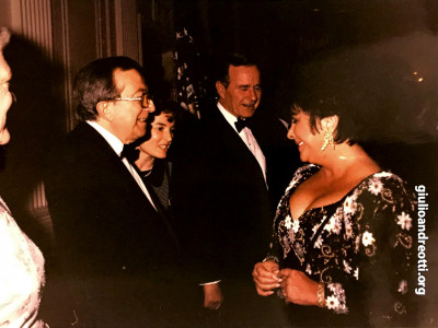 7 marzo 1990. Andreotti con Liz Taylor durante la festa offerta in suo onore alla Casa Bianca dal presidente Bush