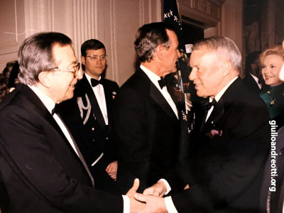 7 marzo 1990. Andreotti con Frank Sinatra durante la festa offerta in suo onore alla Casa Bianca dal presidente Bush