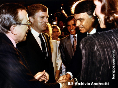 1990. Con il primo ministro spagnolo Felipe Gonzales, il vicepresidente americano Dan Quayle e il presidente argentino Carlos Menem