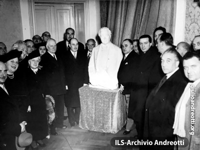 28 dicembre 1948. Inaugurazione del monumento a Pietro Mascagni all’Hotel Plaza di Roma. Presenti Beniamino Gigli e il sindaco Salvatore Rebecchini