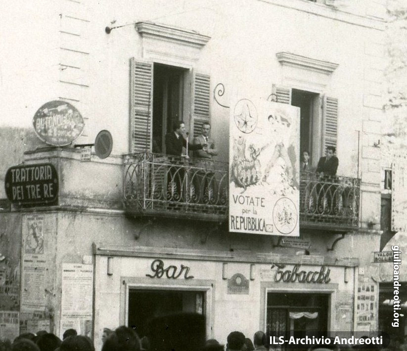 1946. Viterbo, Piazza delle Erbe. Comizio di Giulio Andreotti per il referendum Monarchia-Repubblica.