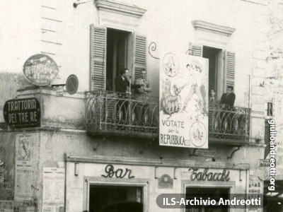 1946. Viterbo, Piazza delle Erbe.