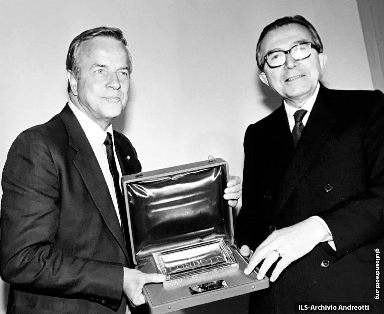 Luglio 1984. La consegna del Premio Via Condotti a Franco Zeffirelli (foto Marcellino Radogna)