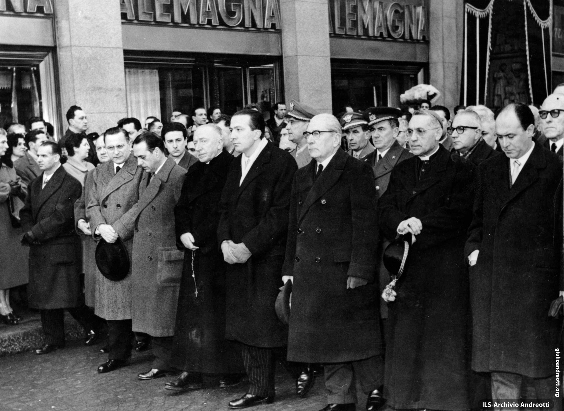 Andreotti ai funerali di don Carlo Gnocchi a Milano l’1 marzo 1958