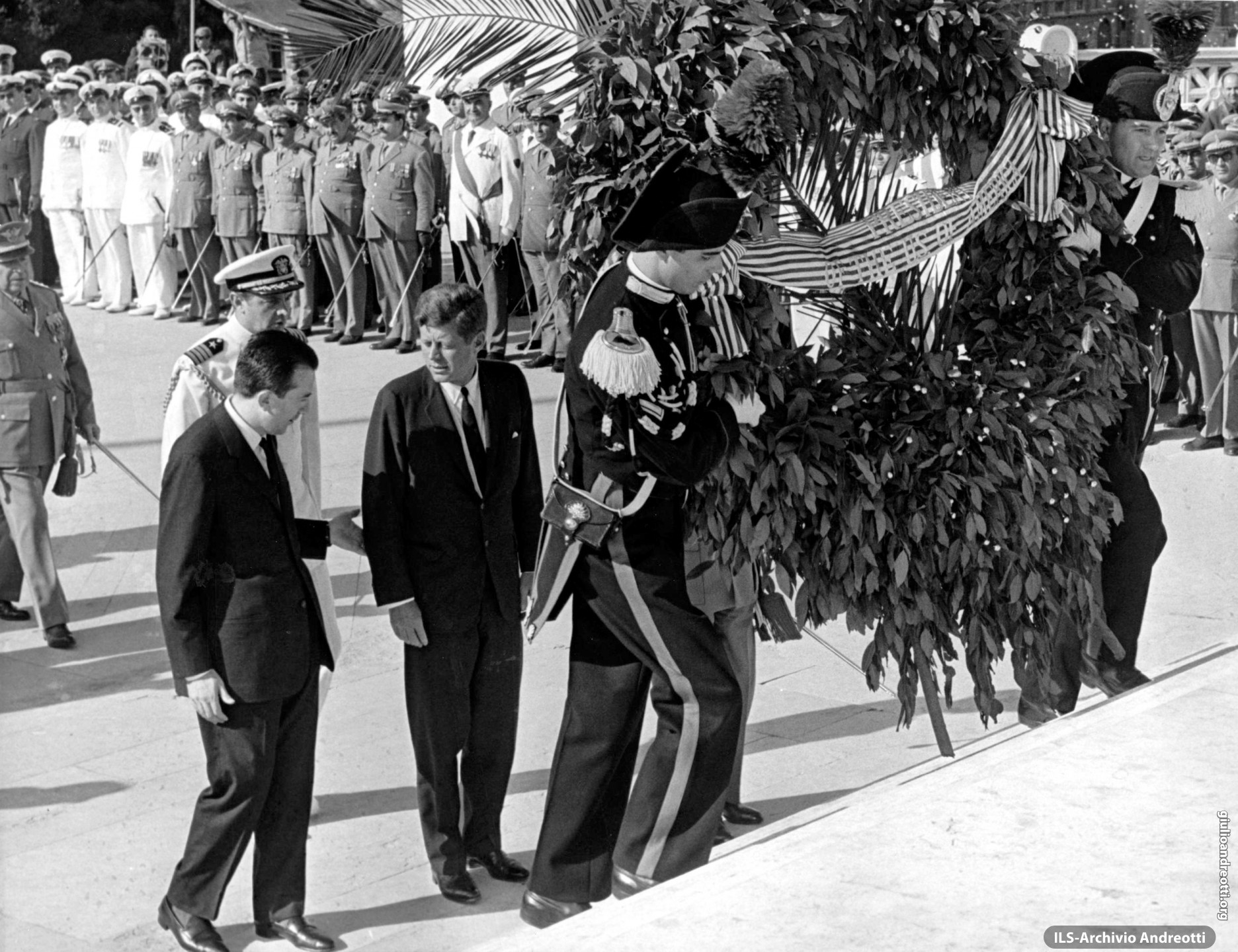 1 luglio 1963. L’omaggio al Milite Ignoto del presidente americano Kennedy, accompagnato dal ministro della Difesa Andreotti