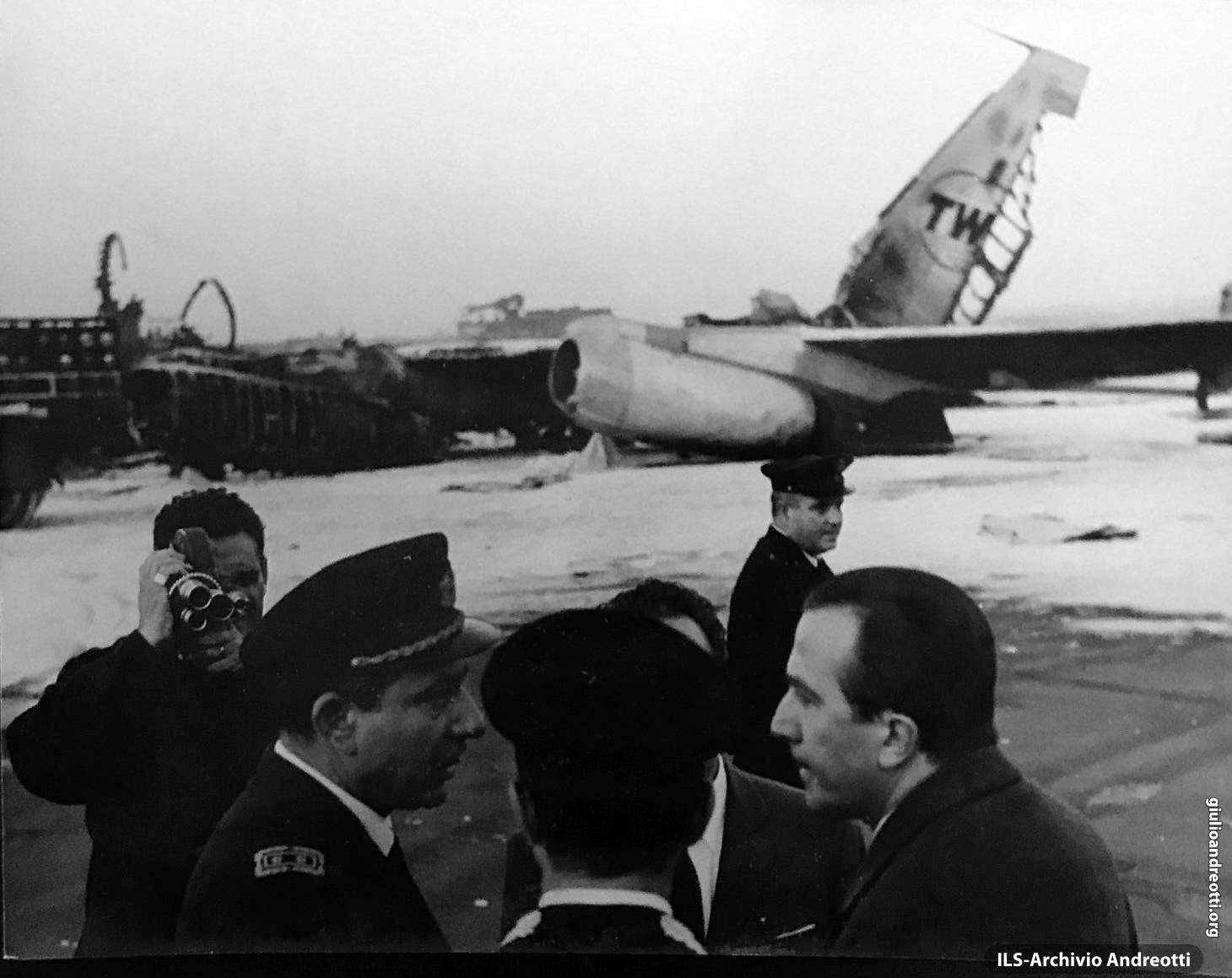 23 novembre 1964. Sopralluogo del ministro della Difesa Andreotti all’aeroporto di Fiumicino sul luogo dell’incidente nel quale un boeing della TWA è esploso durante il decollo