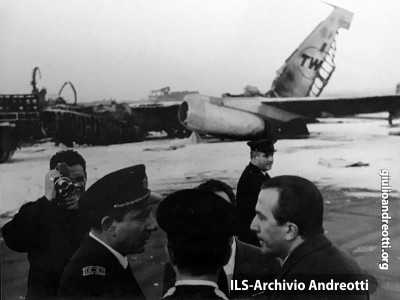 23 novembre 1964. Sopralluogo del ministro della Difesa Andreotti all’aeroporto di Fiumicino sul  luogo dell’incidente nel quale un  boeing della TWA è esploso durante il decollo