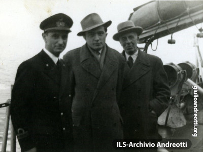 1946. Andreotti verso Ponza.