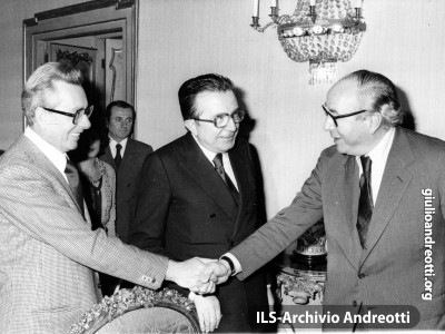 3 novembre 1977. Con Roy Jenkins, presidente della Commissione europea, e Arnaldo Forlani, ministro degli Esteri