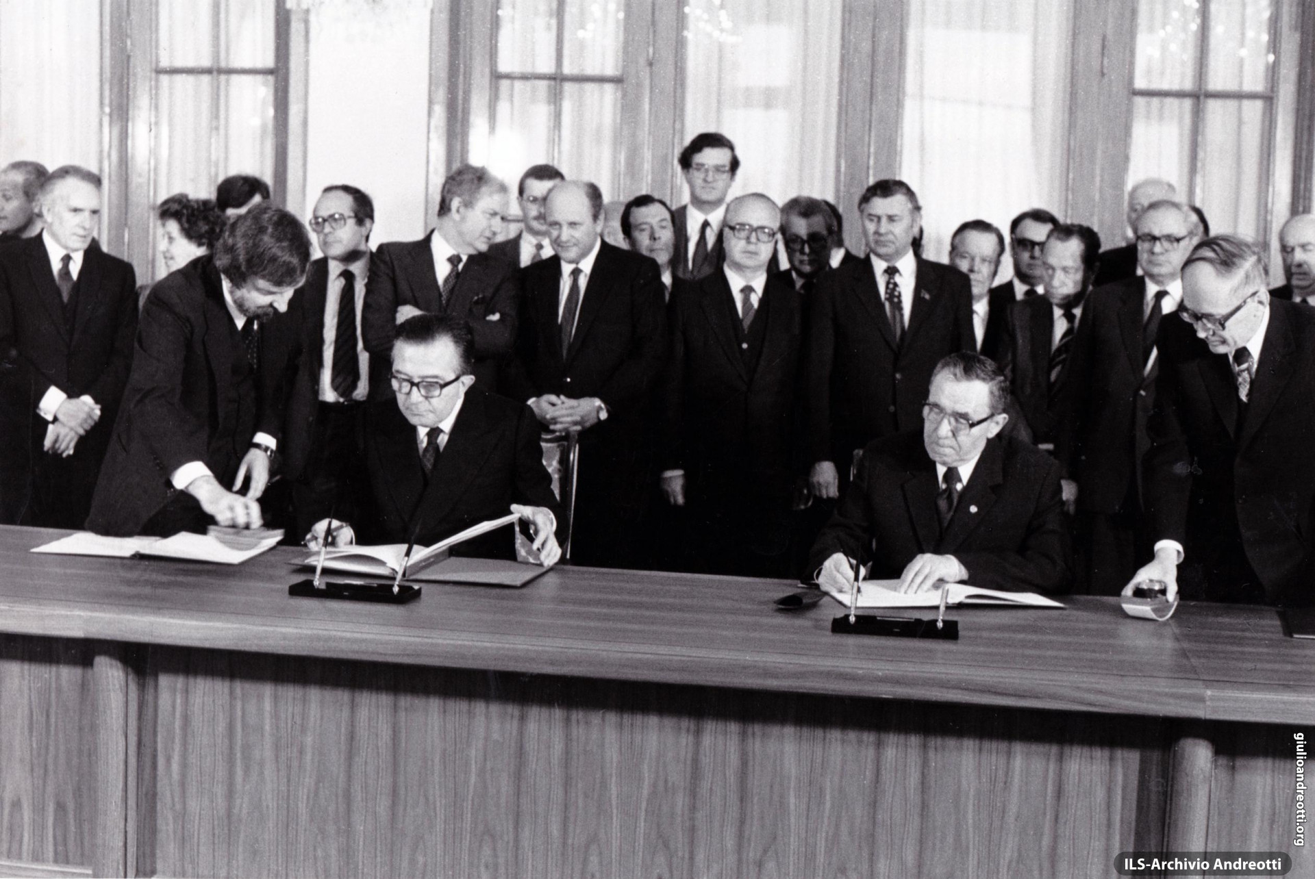 Mosca, 30 giugno 1979. Firma con il ministro degli Esteri sovietico, Gromyko, del trattato di cooperazione reciproca fra Mosca e Roma