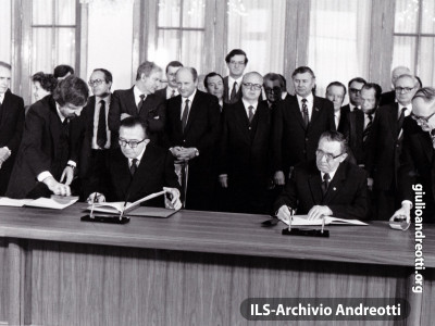 Mosca, 30 giugno 1979. Firma con il ministro degli Esteri sovietico, Gromyko, del trattato di cooperazione reciproca fra Mosca e Roma