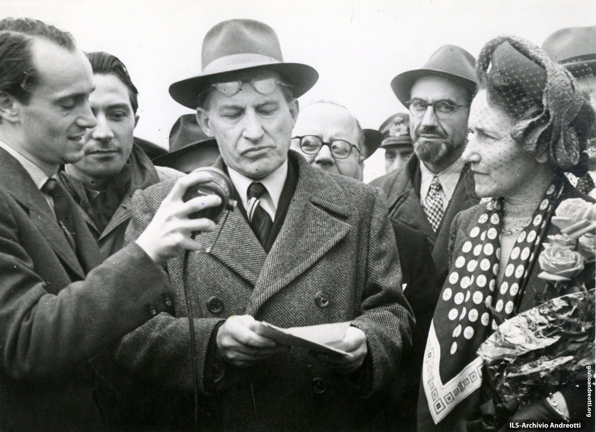 Maggio 1946. Andreotti accanto a De Gasperi mentre il Presidente parla alla radio dopo la partenza del re Umberto II.