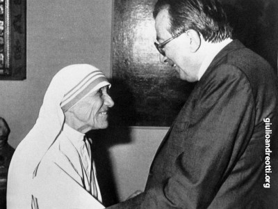 1986. L’abbraccio con Madre Teresa di Calcutta