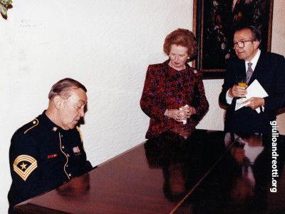 Houston, giugno 1990. Andreotti e Margaret Thatcher durante il G7