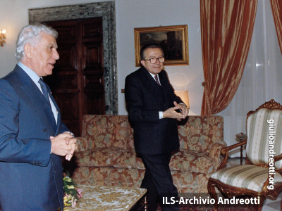 21 dicembre 1990. Colloquio con il presidente algerino Chadli Benjedid a villa Pamphili, a Roma