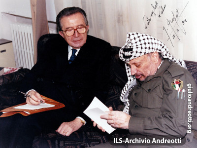 Giulio Andreotti, come direttore della rivista “30 giorni”, intervista Yasser Arafat nel 1995