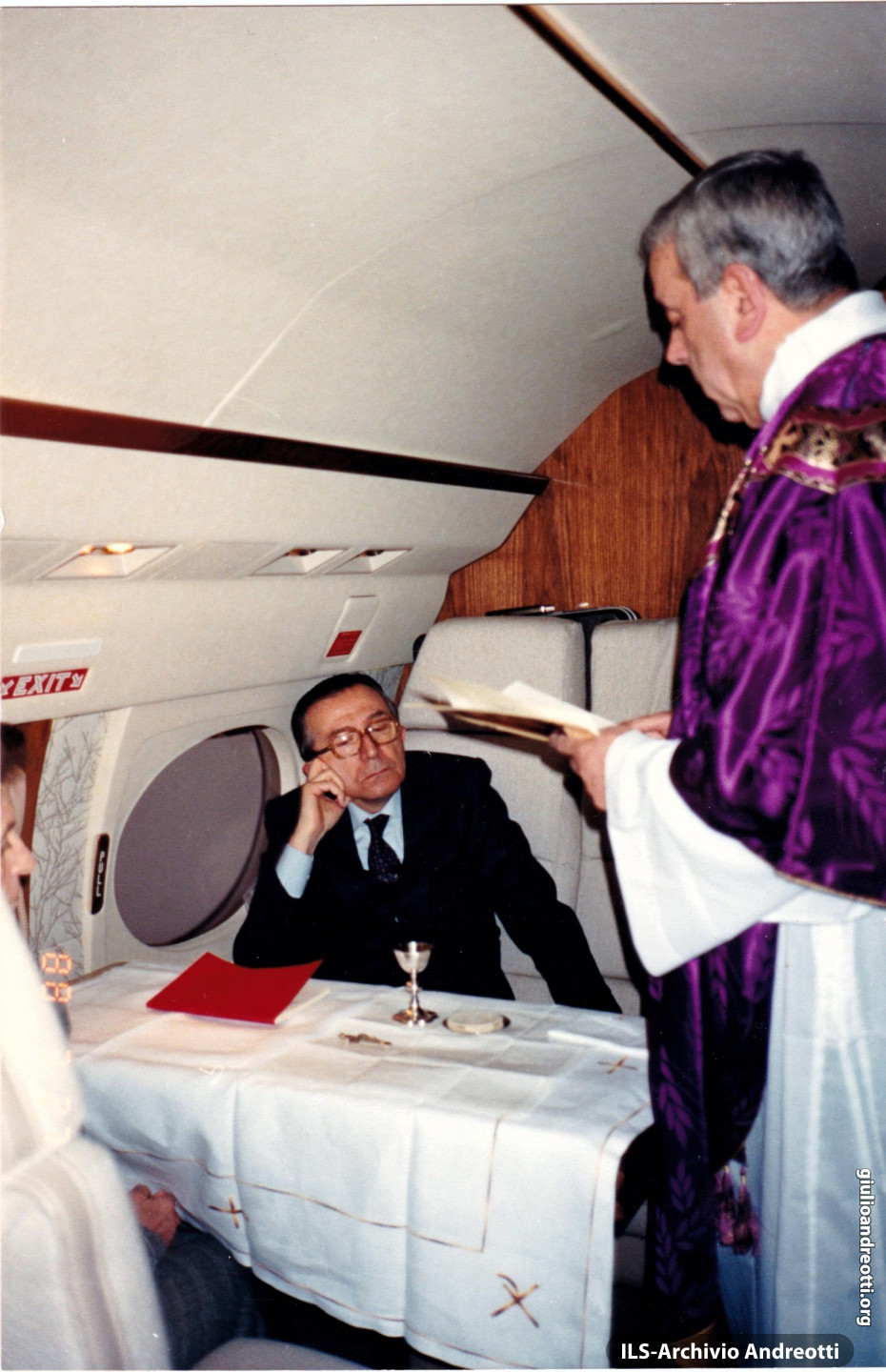 Messa celebrata dal card. Fiorenzo Angelini durante un volo per la Cina nel novembre 2000