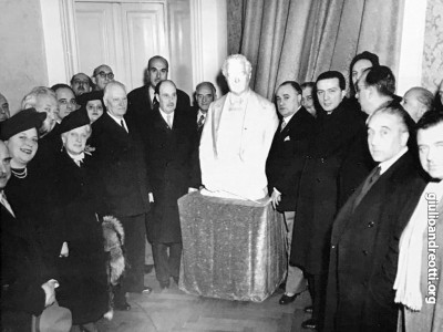 Giulio Andreotti durante il viaggio in Egitto nel febbraio 1951. Con lui, Nicola De Pirro, direttore generale dello Spettacolo